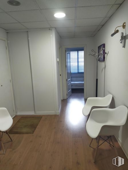 Local en venta en Calle José Arcones Gil, Ciudad Lineal, Madrid, 28017 con silla, lámpara, alumbrado, puerta, mueble, blanco, edificio, madera, ventana y accesorio alrededor