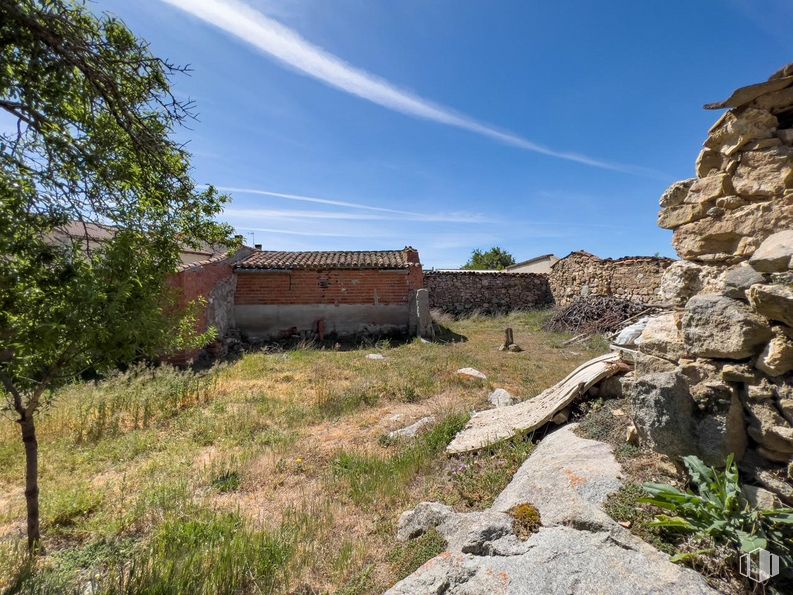 Land for sale at Zona Centro, Cardeñosa, Ávila, 05320 with plant, sky, plant community, cloud, natural landscape, building, bedrock, house, grass and landscape around