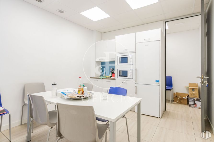 Oficina en alquiler y venta en Calle Alfonso Gómez, San Blas - Canillejas, Madrid, 28037 con silla, refrigerador, mesa de cocina y comedor, lámpara, alumbrado, horno microondas, mueble, mesa, edificio y accesorio alrededor