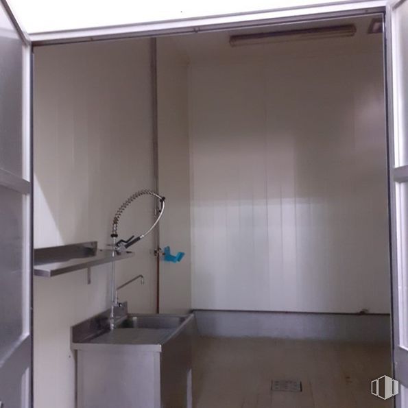 Industrial for sale at Avenida Fuenlabrada, Humanes de Madrid, Madrid, 28970 with sink, building, tap, plumbing fixture, fixture, household hardware, interior design, flooring, floor and material property around