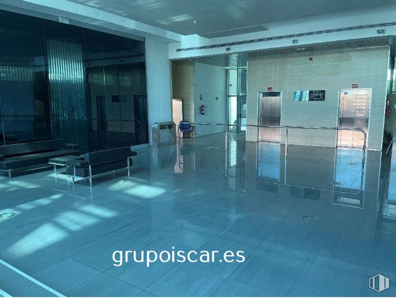 Oficina en venta en Edificio Empireo, Calle Benjamín Outram, 4, Leganés, Madrid, 28919 con mueble, mesa de trabajo, azur, accesorio, alumbrado, diseño de interiores, edificio, suelo, piso y pasillo alrededor