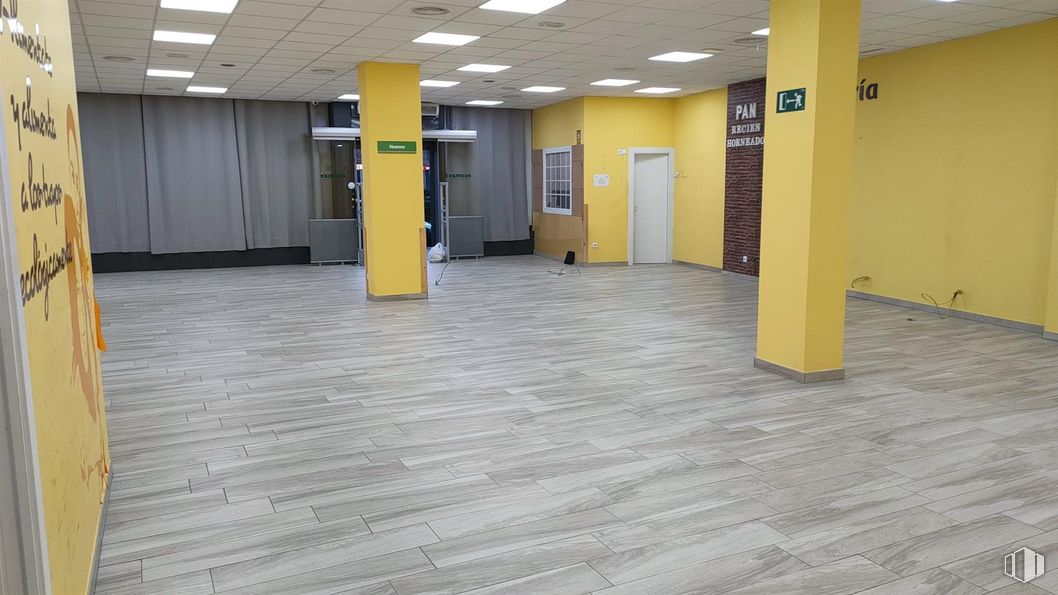 Local en venta en Zona Las Tablas, Fuencarral - El Pardo, Madrid, 28050 con puerta, edificio, accesorio, suelo de baldosas, suelos, suelo, hall, techo, madera y aparcamiento alrededor