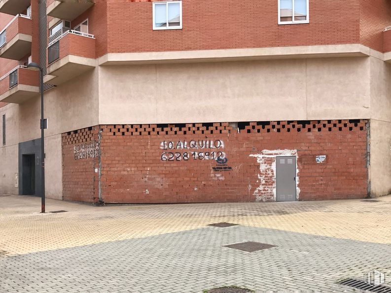 Local en alquiler y venta en Calle Venzuela, 2, Getafe, Madrid, 28907 con edificio, superficie de carretera, ventana, madera, albañilería, ladrillo, asfalto, material de construcción, fuente y acera alrededor