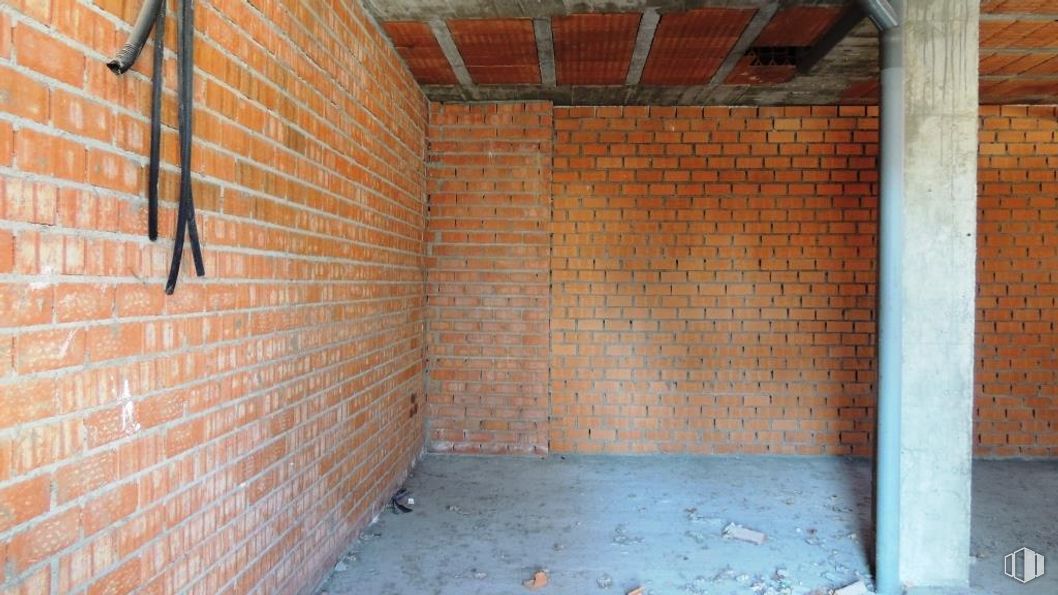 Retail for sale at Calle Rio Sorbe, Azuqueca de Henares, Guadalajara, 28013 with building, wood, brick, brickwork, floor, fixture, house, composite material, building material and flooring around