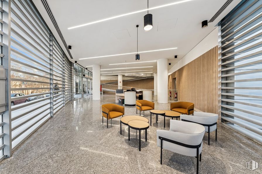 Oficina en alquiler en Calle Labastida, 9-11, Fuencarral - El Pardo, Madrid, 28034 con mesa, mueble, propiedad, edificio, silla, madera, interiorismo, suelos, suelo y inmobiliario alrededor