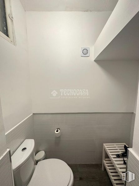 Retail for sale at Zona Sol, Centro, Madrid, 28012 with toilet, building, white, interior design, grey, fixture, floor, line, flooring and wood around