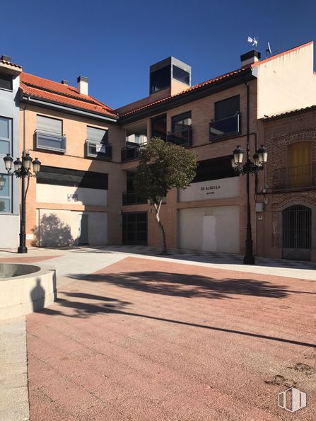 Retail for sale & for rent at Plaza España, 3, Santa Cruz del Retamar, Toledo, 45513 with building, sky, window, road surface, asphalt, urban design, residential area, city, tints and shades and road around