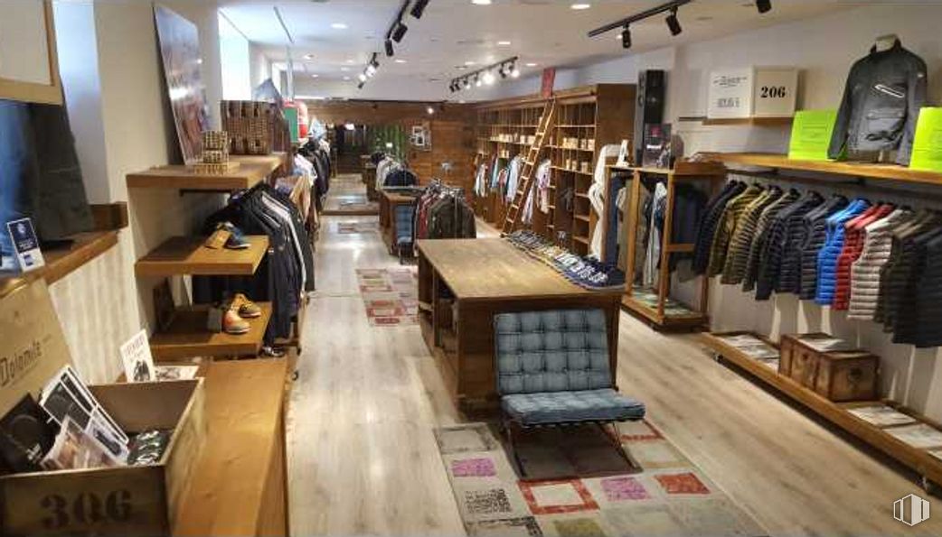 Local en alquiler en Calle Serrano, 25, Salamanca, Madrid, 28001 con silla, mueble, persona, madera, interiorismo, suelos, estante, suelo, estantería y madera dura alrededor