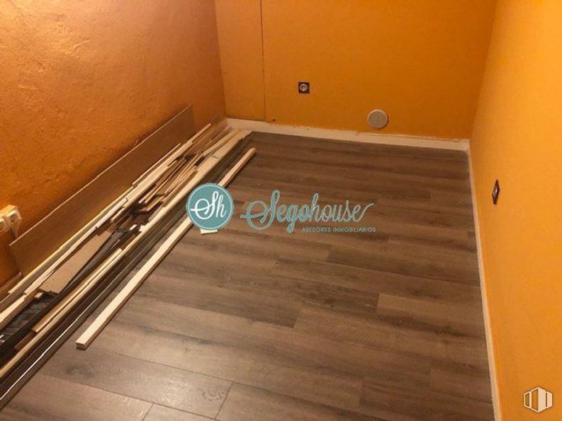 Retail for sale at Zona Ezequiel González, Segovia, 40002 with building, door, wood, fixture, wood stain, house, flooring, stairs, paint and floor around