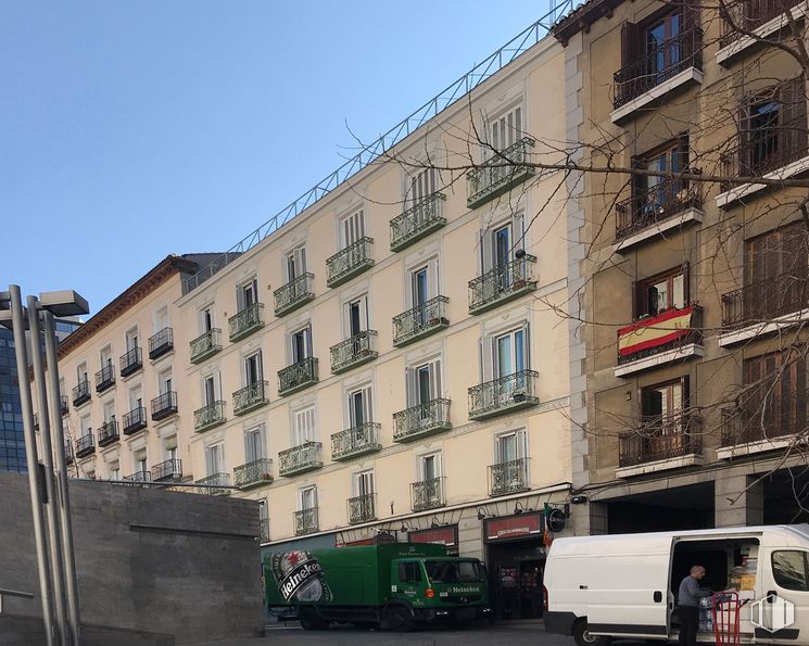 Local en alquiler en Cuesta Santo Domingo, 22, Centro, Madrid, 28013 con camioneta, camión, persona, edificio, propiedad, ventana, cielo, coche, vehículo y infraestructura alrededor