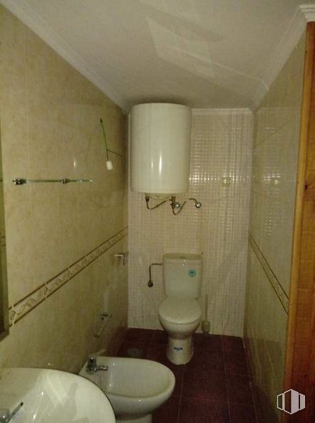 Office for sale & for rent at Calle Granada, Toledo, 45001 with toilet, sink, plumbing fixture, toilet seat, property, building, bathroom, bathroom sink, purple and tap around