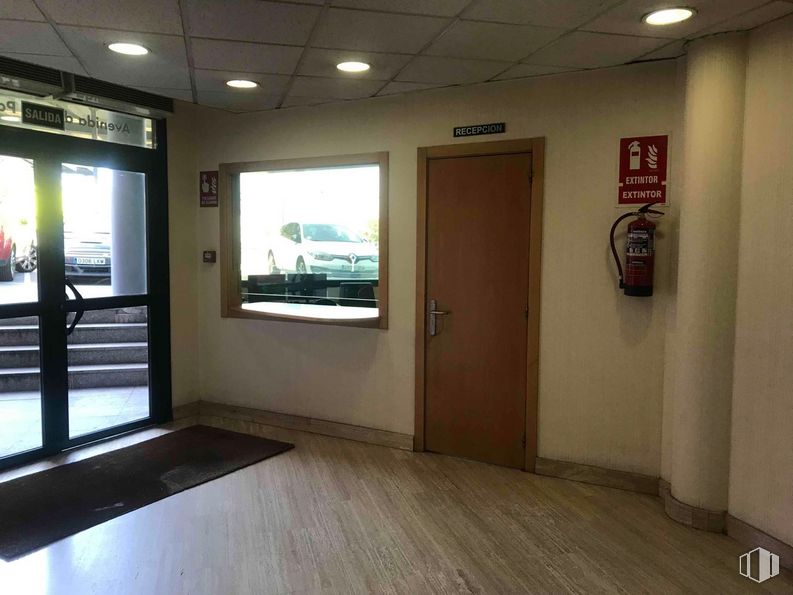 Oficina en alquiler y venta en Zona empresarial, Coslada, Madrid, 28820 con puerta, ventana, edificio, madera, suelos, suelo, planta de interior, madera dura, hall y techo alrededor