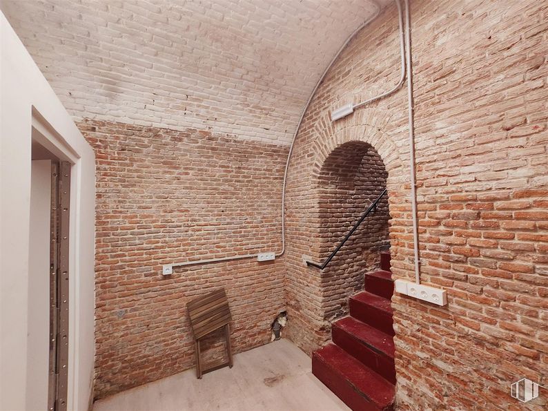 Local en alquiler y venta en Calle Amor de Dios, Centro, Madrid, 28014 con mueble, marrón, edificio, madera, albañilería, ladrillo, suelo, suelos, fachada y material de construcción alrededor