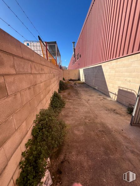 Nave en alquiler y venta en Calle Ossa, 16, Loeches, Madrid, 28890 con edificio, cielo, superficie de la carretera, planta, albañilería, madera, pendiente, lote de terreno, ladrillo y pared alrededor