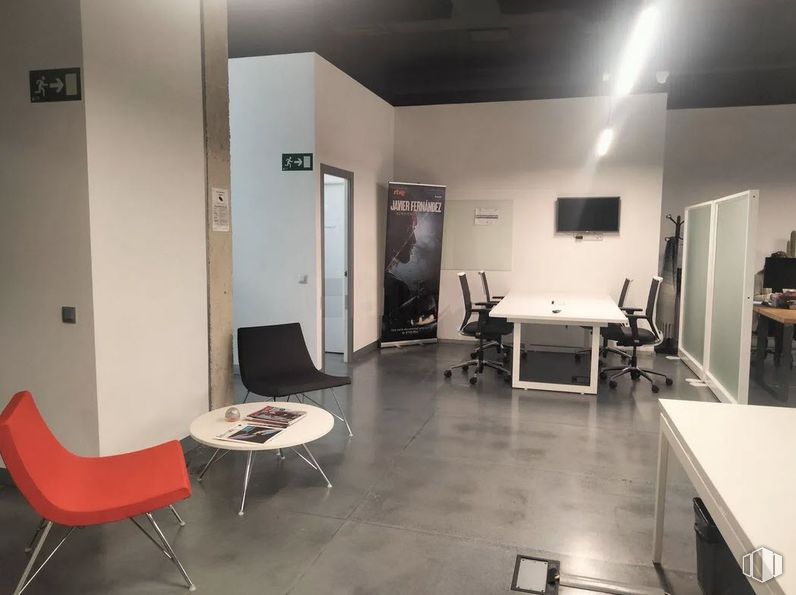 Office for rent at Calle Argumosa, Centro, Madrid, 28012 with chair, desk, table, coffee table, door, furniture, flooring, interior design, floor and office chair around