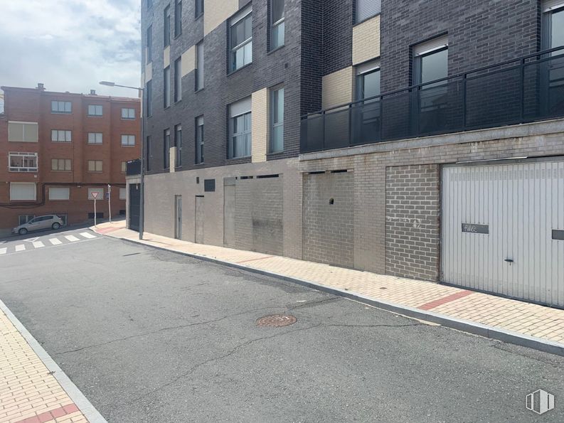 Retail for sale at Calle Banderas de Castilla, 11, Ávila, 05001 with building, window, road surface, asphalt, grey, urban design, residential area, composite material, facade and commercial building around