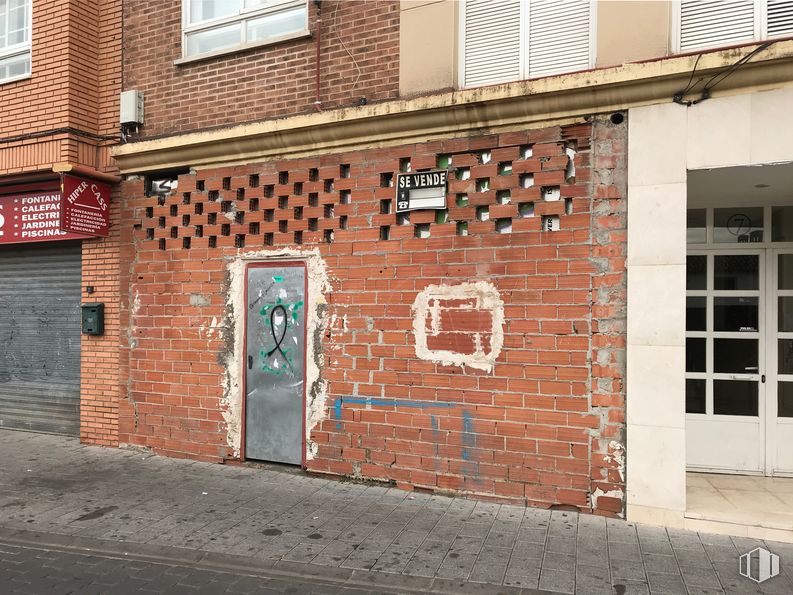 Local en alquiler y venta en Calle Trinidad Tortuero, 3, Azuqueca de Henares, Guadalajara, 19200 con ventana, puerta, madera, naranja, albañilería, ladrillo, pared, barrio, material de construcción y ciudad alrededor