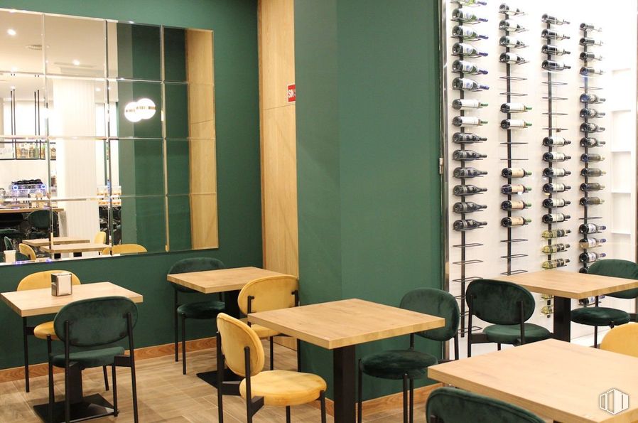 Local en alquiler en Calle Agustín de Foxa, Chamartín, Madrid, 28036 con silla, mesa, mueble, restaurante, vidrio, mesa de cocina y comedor, tinte para madera, cafetería y limpieza alrededor