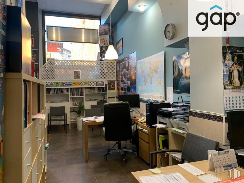 Retail for rent at Zona Travesía Fernando Fernán Gómez, Cuenca, 16004 with chair, table top, lighting, furniture, property, table, bookcase, desk, interior design and shelf around