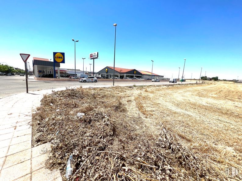 Land for sale at Calle Tejar, Torrijos, Toledo, 45500 with sky, street light, road surface, plant, land lot, asphalt, tree, landscape, car and road around