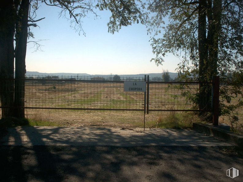 Land for sale at Polígono 1 Parcela, 360, Talavera de la Reina, Toledo, 45600 with sky, plant, fence, tree, natural landscape, shade, land lot, wire fencing, wood and mesh around