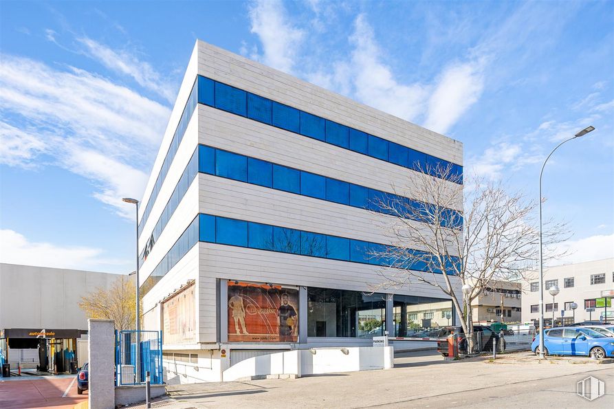 Retail for rent at Avenida Industria, 37, Alcobendas, Madrid, 28108 with car, building, cloud, sky, blue, street light, wheel, tire, architecture and urban design around