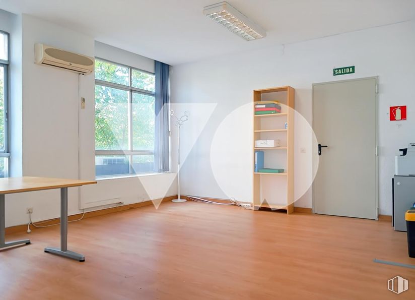 Office for sale at Carretera Canillas, Hortaleza, Madrid, 28043 with window, door, desk, light fixture, lighting, table, flooring, floor, interior design and wall around