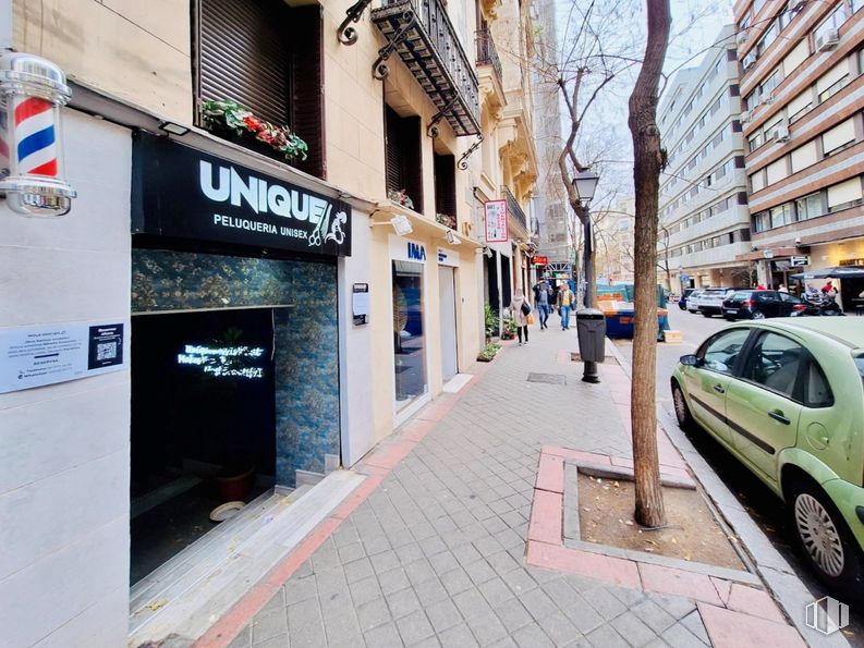 Retail for rent at Calle General Pardiñas, 26, Salamanca, Madrid, 28001 with car, building, logo, sidewalk, sign and advertising around