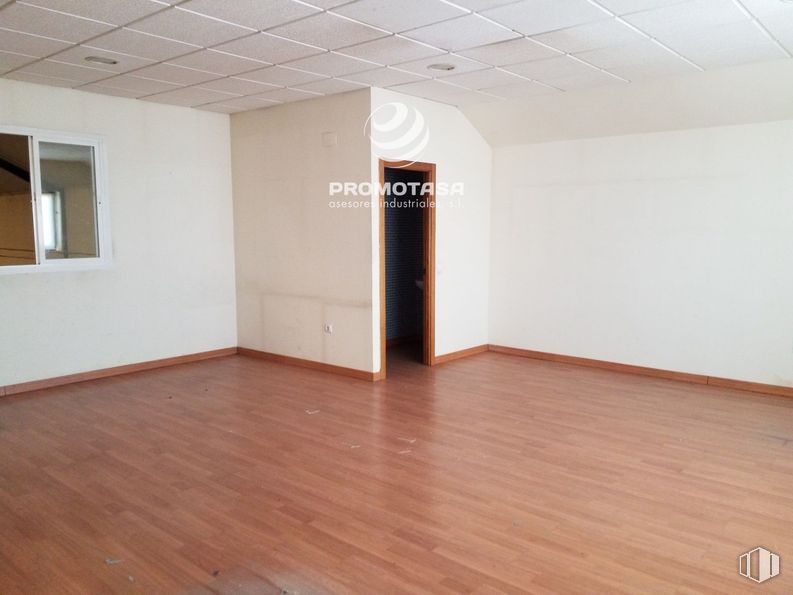 Industrial for rent at Calle Cobre, Loeches, Madrid, 28890 with flooring, floor, wood, wood flooring, interior design, ceiling, room, laminate flooring, hardwood and wood stain around