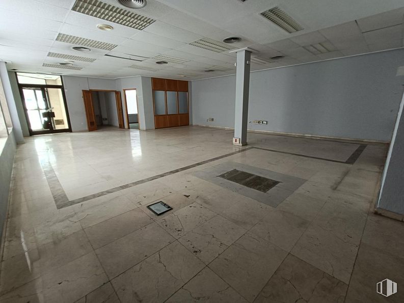 Retail for sale at Calle Ciudad de Martos, Mora, Toledo, 45400 with fixture, flooring, floor, hall, composite material, tile flooring, ceiling, space, glass and building material around