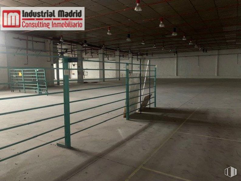 Nave en venta en Zona industrial, Coslada, Madrid, 28820 con en paralelo, valla, edificio, metal, recinto deportivo, rectángulo, pasamanos, acero, material compuesto y aparcamiento alrededor