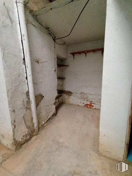 Retail for sale at Casco antiguo, Quintanar del Rey, Cuenca, 16220 with mirror, floor, composite material, gas, wood, concrete, flooring, plaster, building material and mold around