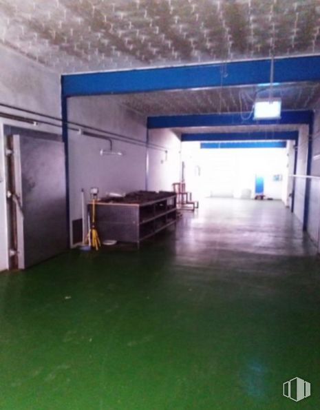 Industrial for sale & for rent at Zona Mohorte, Cuenca, 16193 with furniture, property, floor, flooring, gas, ceiling, concrete, hall, room and building around