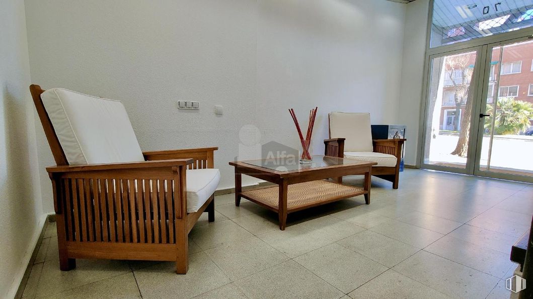 Office for rent at Calle Doctor Esquerdo, Retiro, Madrid, 28009 with chair, coffee table, furniture, flooring, floor, interior design, wood, wood flooring, room and table around