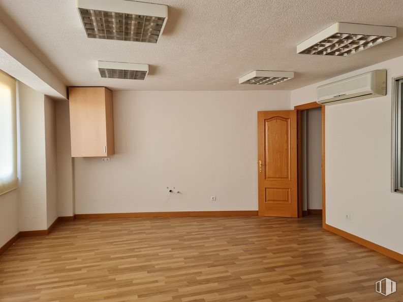 Oficina en alquiler en Avenida Constitución, Móstoles, Madrid, 28931 con puerta, propiedad, accesorio, madera, pasillo, diseño de interiores, suelo, piso, tinte para madera y madera alrededor