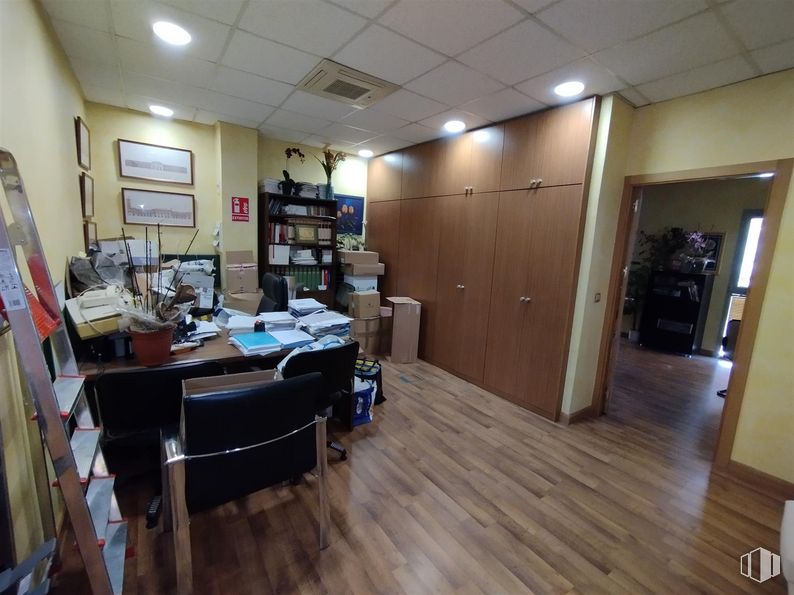 Oficina en venta en Zona Plaza Mayor, Leganés, Madrid, 28911 con silla, mueble, mesa, madera, interiorismo, escritorio, suelos, suelo, estantería y madera dura alrededor