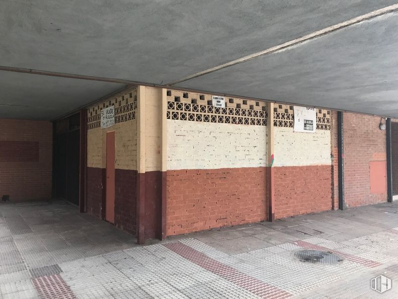 Retail for sale & for rent at Calle General Moscardó Guzmán, 20, Guadalajara, 19004 with cabinetry, wood, road surface, brickwork, floor, flooring, brick, composite material, facade and tints and shades around