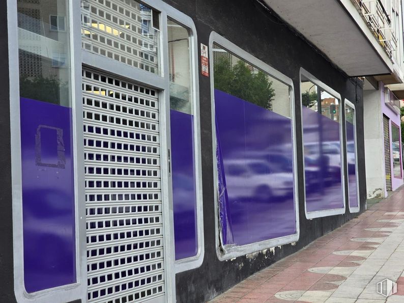 Local en venta en Centro, San Sebastián de los Reyes, Madrid, 28700 con morado, fachada, gas, azul eléctrico, diseño urbano, ciudad, publicidad, vidrio, malla y edificio alrededor