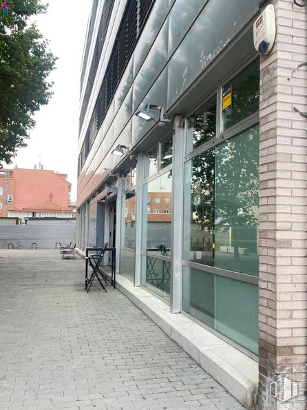 Local en alquiler en Zona Valleaguado - La Cañada, Coslada, Madrid, 28820 con edificio, sombra, diseño urbano, superficie de la carretera, fachada, árbol, acera, condominio, ciudad y edificio comercial alrededor