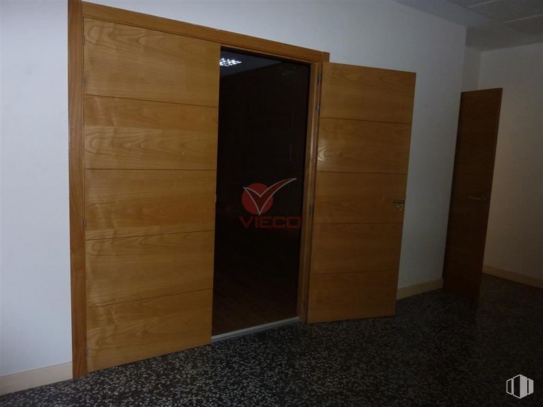 Retail for rent at Calle Fernando Zóbel, Cuenca, 16002 with wardrobe, building, door, wood, fixture, floor, flooring, wood stain, hardwood and automotive exterior around