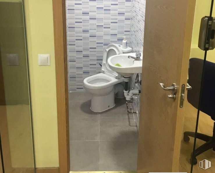 Oficina en alquiler en El Zoco Majadahonda, Avenida España, 51, Majadahonda, Madrid, 28220 con fregadero, inodoro, asiento del baño, arreglo de tubería, grifo, propiedad, lavabo del baño, baño, púrpura y suelo alrededor