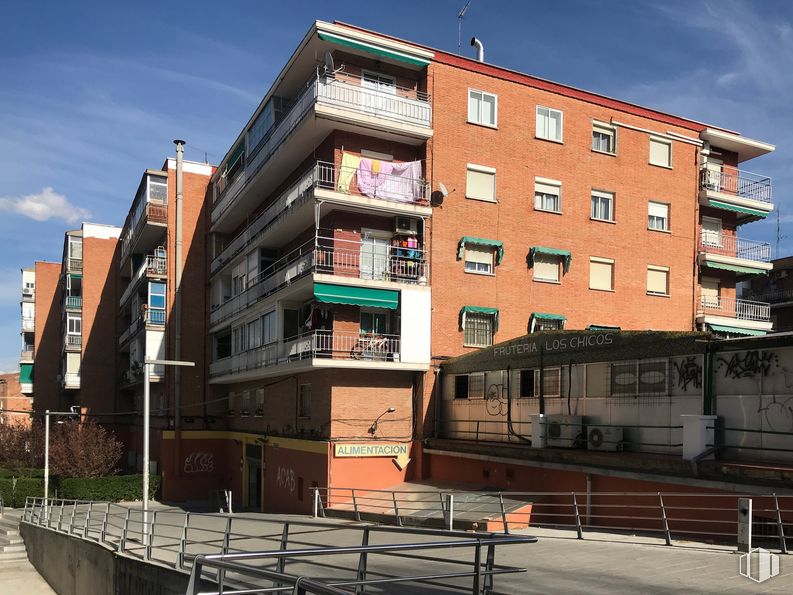 Local en venta en Calle del Doctor Morcillo, 1, Coslada, Madrid, 28820 con edificio, cielo, ventana, nube, condominio, bloque de torre, madera, diseño urbano, planta y barrio alrededor