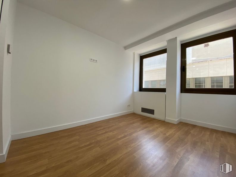 Oficina en alquiler en Calle Princesa, 3, Moncloa - Aravaca, Madrid, 28008 con ventana, edificio, accesorio, madera, hall, suelos, tinte para madera, suelo laminado, suelo y sombra alrededor