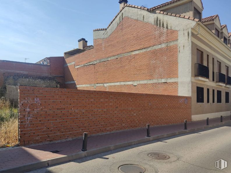 Land for sale at Calle Luis Mexía, 2, Yeles, Toledo, 45220 with wall, residential area, brickwork, composite material, urban design, brick, building material, daylighting and shadow around