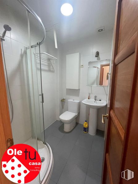 Oficina en venta en Calle Lope de Vega, Moralzarzal, Madrid, 28411 con inodoro, fregadero, puerta, lámpara, accesorios de fontanería, propiedad, edificio, grifo, cuarto de baño y lavabo alrededor