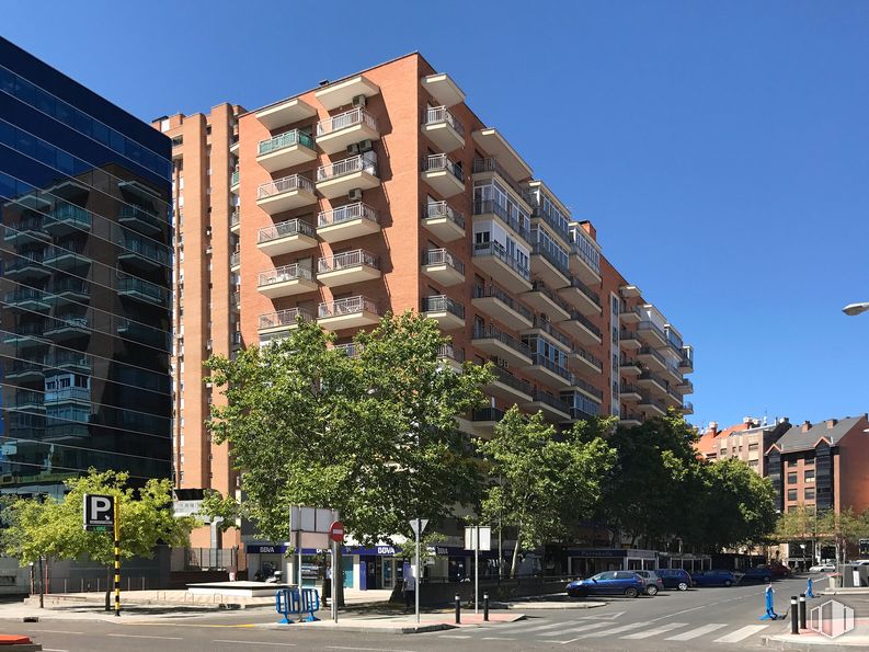 Retail for sale at Calle José Castán Tobeñas, 1, Tetuán, Madrid, 28020 with building, sky, daytime, property, window, infrastructure, tree, urban design, tower block and vegetation around