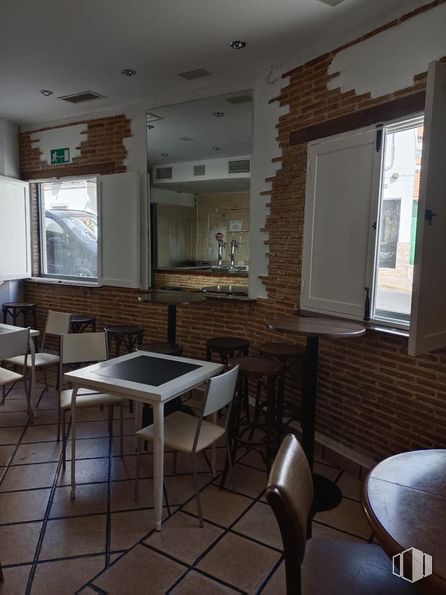 Local en alquiler y venta en Calle Tesillo, 3, Fuenlabrada, Madrid, 28944 con silla, mesa de cocina y comedor, mesa, ventana, taburete, mueble, propiedad, madera, interiorismo y arquitectura alrededor