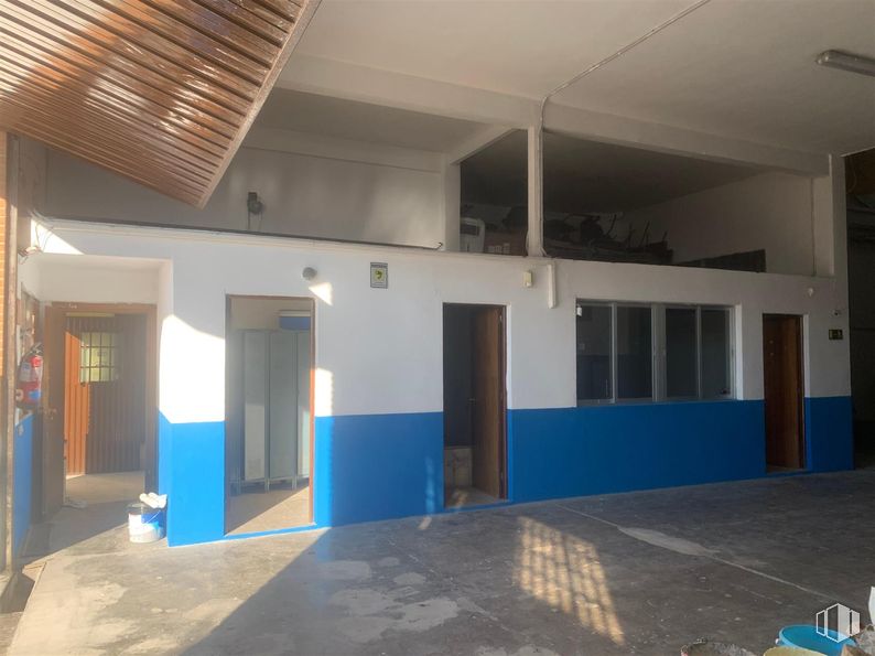 Industrial for rent at Calle Pirotecnia, 37, Vicálvaro, Madrid, 28052 with door, window, floor, flooring, ceiling, building material, daylighting, plaster and paint around