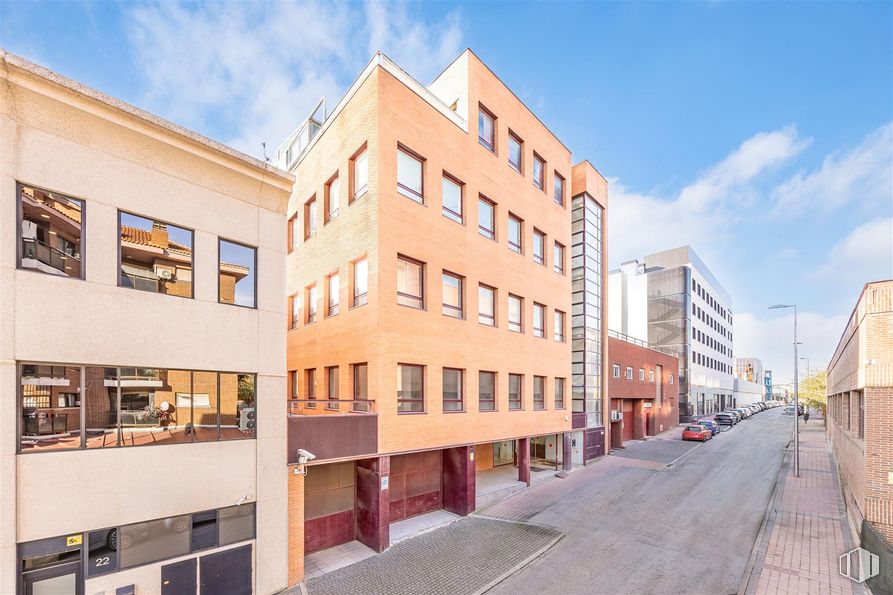 Oficina en alquiler en Calle Lezama, 20, Fuencarral - El Pardo, Madrid, 28034 con edificio, ventana, nube, cielo, propiedad, diseño urbano, condominio, madera, barrio y inmobiliario alrededor