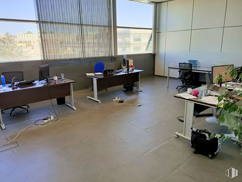 Oficina en alquiler en Avenida Industria, Alcobendas, Madrid, 28108 con mesa, escritorio, silla, planta de interior, equipaje y bolsos, edificio, ventana, suelo, suelos y cielo alrededor